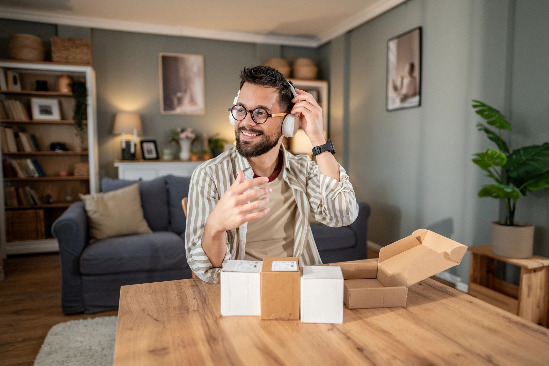 Cliente masculino satisfecho recibiendo un paquete en casa