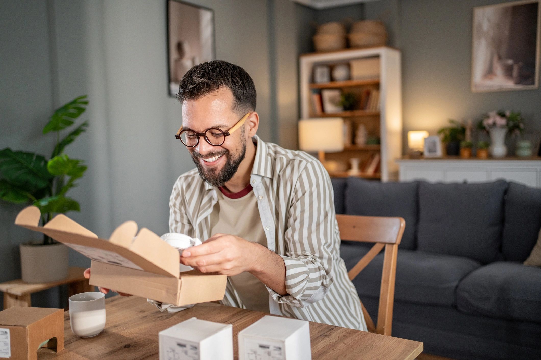 Hombre feliz abriendo un paquete de compra online